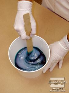 לחיצה להגדלת תמונה מערבבים את כל מרכיבי הDragon Skin® 10 FAST ביסודיות עד שמתקבלת תערובת בצבע אחיד.