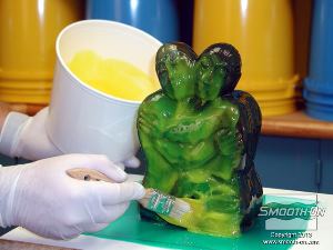 לחיצה להגדלת תמונה מורחים את שכבת הסיליקון Dragon Skin® 10 FAST הסמיך השניה. פיגמנט הSilc-Pig הצהוב שונה מאוד מצבע השכבה הראשונה ומקל על כיסוי המודל, אך בכל זאת חשוב לבחון את המודל מכל הכיוונים כדי להבטיח כיסוי טוב.