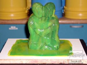 לחיצה להגדלת תמונה מורחים את שכבת הסיליקון Dragon Skin® 10 FAST הסמיך השניה על כל המודל ומעבים גם את הפלאנג'. מניחים לחומר להפוך לדביק (בערך 45 דקות).