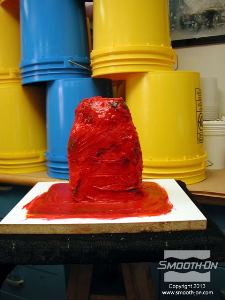 לחיצה להגדלת תמונה מכסים את כל המודל בסיליקון Dragon Skin® 10 FAST הסמיך ומניחים לו להתמצק עד שהוא נעשה דביק (כ-45 דקות).