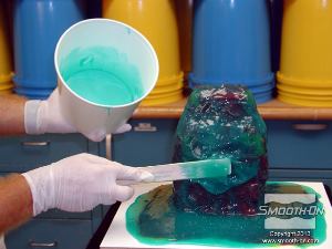 לחיצה להגדלת תמונה מורחים את שכבת הסיליקון Dragon Skin® 10 FAST השלישית על כל המודל ומכסים לגמרי את השכבות הקודמות (גם על הפלאנג'). מטרת השכבה הזו הוא לעבות את התבנית אך גם להחליק את משטח התבנית כדי להקל על הכנסתה למעיל התמיכה בהמשך.