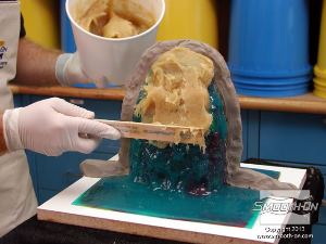 לחיצה להגדלת תמונה מערבבים ומורחים את הפוליאוריטן Plasti-Paste על תבנית הסיליקון Dragon Skin.