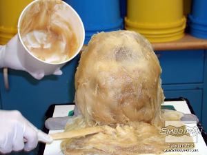 לחיצה להגדלת תמונה מוסיפים למעיל התמיכה פוליאוריטן  Plasti-Paste®  עד שמגיעים לעובי של כ-1 ס