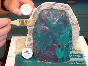 לחיצה להגדלת תמונה פוליאוריתן  Plasti-Paste®  נדבק לעצמו לחומרים אחרים מצויין. לכן, חשוב לכסות את תבנית הסיליקון וחצי המעיל הראשון בחומר הפרדה Sonite Wax.