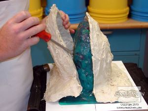 לחיצה להגדלת תמונה לאחר שהפוליאוריתן Plasti-Paste התמצק לגמרי, מורידים את מעיל התמיכה מתבנית הסיליקון Dragon Skin.