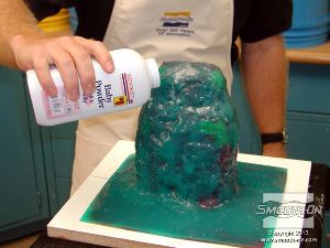 לחיצה להגדלת תמונה לפני שמתחילים להוריד את תבנית הסיליקון Dragon Skin® 10 FAST מהמודל המקורי, מזרים מעט טלק על התבנית.