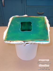 לחיצה להגדלת תמונה הופכים את התבנית, שמים אותה בתוך דלי ומפלסים אותה. כעת אפשר להתחיל בתהליך היציקה.