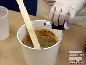 לחיצה להגדלת תמונה מערבבים את כל המרכיבים ומוסיפים גם צבע לפוליאוריתן SO-Strong חום כדי להעניק ליציקה צבע דומה יותר למודל המקורי. מערבבים את כל המרכיבים עד שמתקבלת תערובת בצבע אחיד.