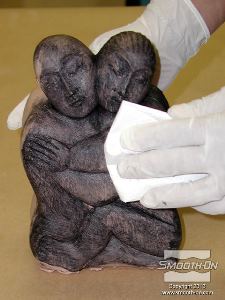 לחיצה להגדלת תמונה מניחים למשחת הנעליים להתייבש במשך זמן קצר ואז מנגבים את עודף החומר בעזרת מטלית נייר. משחת הנעליים תשאר בעיקר בפרטים העמוקים.