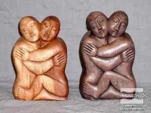 לחיצה להגדלת תמונה מרססים את יציקת הפוליאוריתן Smooth-Cast® 300 בלק אקריליק. בתמונה מוצגת היציקה לצד המודל המקורי. גימור העץ הועתק במדוייק ויציקת הפוליאוריתן נראית כאילו היא עשוייה מעץ!