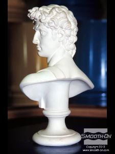 לחיצה להגדלת תמונה מבט אחורי על המודל חושף את האנדרקאטים החמורים מתחת לכתפיים, מה שמצריך תבנית שתהיה גמישה וחזקה כדי לחלוץ את המודל.