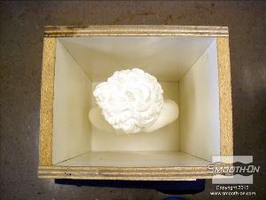 לחיצה להגדלת תמונה מבט על - המודל ממורכז בתוך מסגרת העץ.