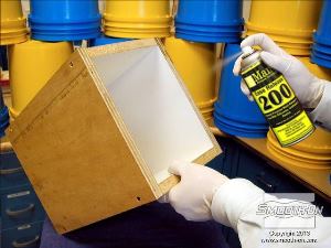 לחיצה להגדלת תמונה מרססים על הקירות הפנימיים של המסגרת ועל לוח הבסיס גם חומר הפרדה לתבניות סיליקון Ease Release 200