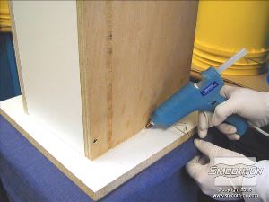 לחיצה להגדלת תמונה אוטמים את התפרים במסגרת העץ בעזרת דבק חם.