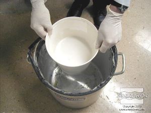 לחיצה להגדלת תמונה עבור תוצאות אידיאליות, מכניסים את הסיליקון לתא ואקום. מניחים לחומר לעלות במיכל הערבוב (פי 5 או יותר).