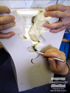 לחיצה להגדלת תמונה חותכים את התבנית בזיג-זג כדי לעזור לתפר להיסגר.