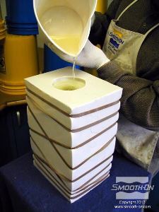 לחיצה להגדלת תמונה מערבבים ויוצקים פוליאוריתן קשיח Smooth Cast® 300 לתבנית הסיליקון ומניחים לו להתמצק.