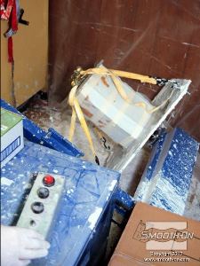 לחיצה להגדלת תמונה יוצקים לתבנית הסיליקון פוליאוריתן ליציקה בסיבוב SmoothCast 65D®. סותמים את פתח התבנית לפני שמתחילים בסיבוב.