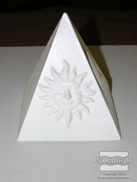 המודל המקורי עשוי הפוליאוריתן קשיח. המודל הודבק ללוח בסיס בעזרת דבק חם.