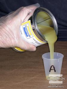 לחיצה להגדלת תמונה מודדים את הבסיס והמקשה של הפוליאוריטן EZ ~ Mix® 40 ביחס ערבוב 1:1 לפי נפח.