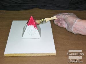 לחיצה להגדלת תמונה מתחילים למרוח את הפוליאוריתן EZ ~ Mix® 40 על המודל מלמעלה למטה.