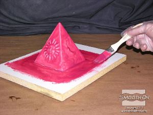 לחיצה להגדלת תמונה השכבה הראשונה - יוצרים את השכבה הראשונה דקה כדי להבטיח העתקה אידיאלית של הפרטים במודל. יוצרים גם פלאנג' (בסיס רחב מסביב למודל שעוזר בנעילת התבנית במעיל התמיכה) באורך של כ-7.5 ס