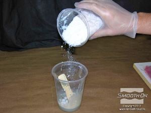 לחיצה להגדלת תמונה לאחר שהשכבה השניה נעשית דביקה, מודדים את הבסיס והמקשה של ה פוליאוריתן לתבניות EZ ~ Mix® 40 ומוסיפים למנה זו מסמיך לפוליאוריטן URE FILL 11.