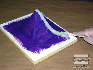 לחיצה להגדלת תמונה מכינים עוד מנה של פוליאוריתן גמיש EZ ~ Mix® 40 עם חומר מסמיך לגומי URE FILL 11 ומשתמשים בה כדי לעבות עוד יותר את קו התפר.