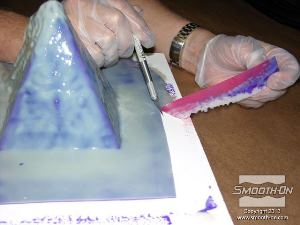 לחיצה להגדלת תמונה לאחר שהפוליאוריתן EZ ~ Mix® 40 התמצק לגמרי, מיישרים את קצוות הפלאנג' כדי לסייע בנעילתו במעיל התמיכה.