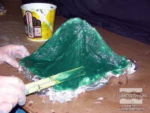 לחיצה להגדלת תמונה מערבבים ומורחים פוליאוריתן Plasti-Paste (עם פיגמנט ירוק) כדי ליצור את חצי מעיל התמיכה השני.