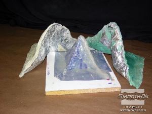 לחיצה להגדלת תמונה כשהפוליאוריתן Plasti-Paste של חצי מעיל התמיכה השני התמצק, מסירים את שני החצאים מתבנית הפוליאוריתן EZ ~ Mix® 40.