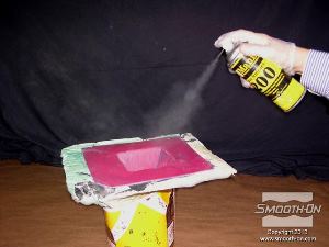 לחיצה להגדלת תמונה מרססים על כל משטח התבנית חומר הפרדה כדי למנוע מהפוליאוריתן EZ ~ Mix® 40 להדבק ליציקה.