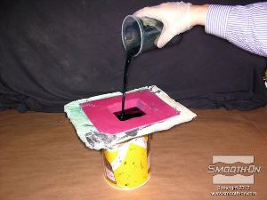 לחיצה להגדלת תמונה יוצרים אל התבנית פוליאוריתן קשיח ומהיר  Smooth-Cast® 300. הפלסטיק מתמצק במהירות - חולצים אותו לאחר 15 דקות.