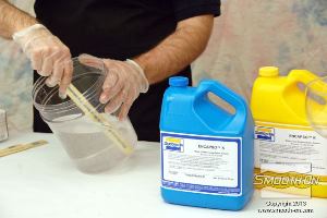 לחיצה להגדלת תמונה כדי להכין את החתיכות דמויות קרח, מודדים ומערבבים בסיס ומקשה של סיליקון שקוף כמו מים Encapso® K ביחס ערבוב 1:1 לפי נפח.