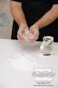 לחיצה להגדלת תמונה לאחר שה סיליקון Encapso® K השקוף (ללא פיגמנט) התמצק, מפוררים אותו לחתיכות כדי לדמות מראה של קרח מרוסק.