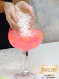 לחיצה להגדלת תמונה מוסיפים עוד שכבה של סיליקון Encapso® K דמוי פרי ודמוי קרח כדי להשלים את מראה המשקה. לאחר שהחומר יתמצק לגמרי, המרכיבים השונים בפרופ המשקה יקשרו אחד לשני.