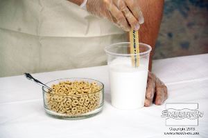 לחיצה להגדלת תמונה מערבבים את הבסיס והמקשה בקפידה.