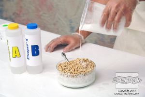 לחיצה להגדלת תמונה שופכים את תערובת ה סיליקון לצרירה (אנקפסולציה) Encapso® K על הפרופ.