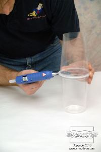 לחיצה להגדלת תמונה סוגרים את התפר בין שתי הכוסות בעזרת דבק חם.