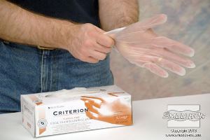 לחיצה להגדלת תמונה לובשים כפפות ויניל למזער מגע של החומר עם העור.