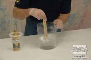 לחיצה להגדלת תמונה מעבירים את הבסיס והמקשה למיכל ערבוב גדול ומערבבים ביסודיות.