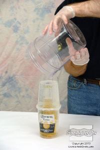 לחיצה להגדלת תמונה יוצקים את ה סיליקון שקוף לאנקפסולציה Encapso® K לתוך הכוסות. בועות אוויר יצאו מהחומר כעבור זמן קצר.