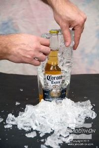 לחיצה להגדלת תמונה מפוררים בזהירות חתיכות מיציקת הסיליקון השקוף Encapso® K. משאירים את הבקבוק מכוסה למחצה בחומר.