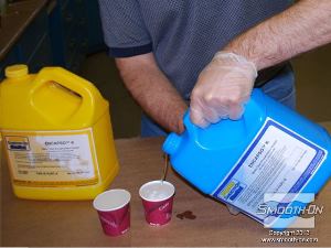 לחיצה להגדלת תמונה מודדים כמויות שוות של בסיס ומקשה  (לפי נפח) של סיליקון שקוף ללכידת חפצים Encapso® K.