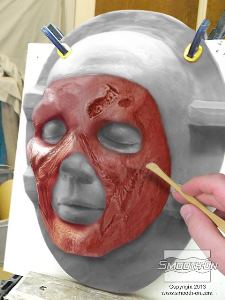 לחיצה להגדלת תמונה שמים חימר על היציקה ומתחילים לפסל בו את פרטי פני הזומבי.