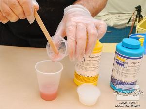 לחיצה להגדלת תמונה מערבבים את הבסיס עם המקשה הצבוע.