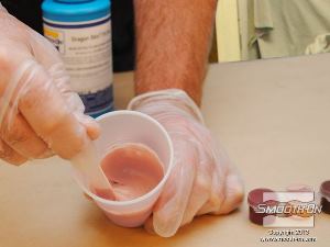 לחיצה להגדלת תמונה מוסיפים פיגמנט Silc Pig בצבע דם למקשה של ה סיליקון מדמה גוף Dragon Skin® FX-Pro  .