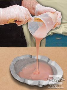 לחיצה להגדלת תמונה שופכים את התערובת אל התבנית בזרם חלש כדי לא ליצור בועות אוויר.