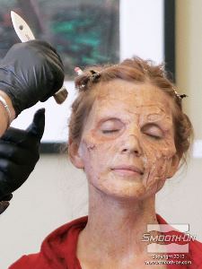 לחיצה להגדלת תמונה מורחים את האיפור בעזרת מברשת.