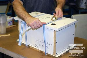 לחיצה להגדלת תמונה סוגרים את המכסה ומחזקים את הסגירה עם ראצ'טים.